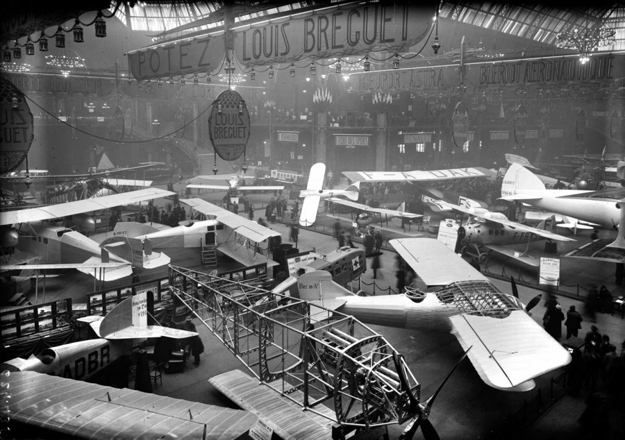 PHOTO DU JOUR] #Photodujour
Salon de l'Aviation. Au premier plan : stand des avions Bréguet. Derrière : avions Blériot. Paris, 1921.
© Albert Harlingue / Roger-Viollet