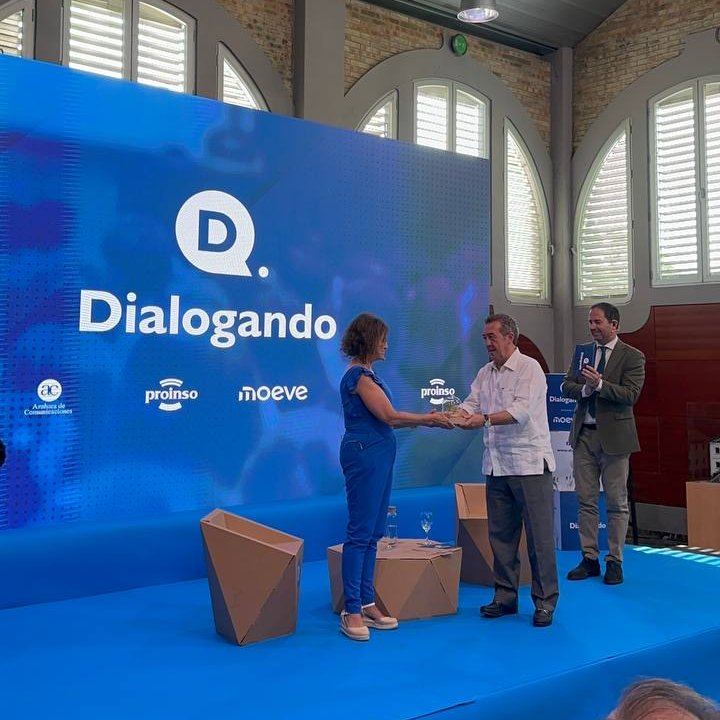 🎁 Como recuerdo de esta edición tan especial con la Consejera de @medioamband , el presidente de <a href="/AzaharaCom/">AzaharaCom</a> hace entrega de un bonito #obsequio a la protagonista del #DialogandoHuelva 💬 de hoy, <a href="/LinaGarcia_AND/">Catalina García</a>