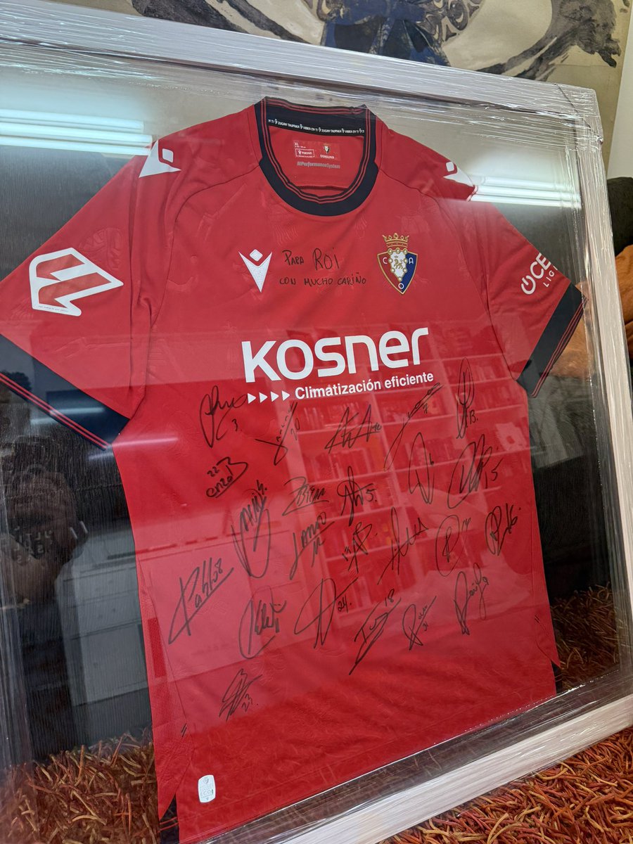 Gracias, <a href="/Osasuna/">C. A. OSASUNA</a>, de parte de Roi, por este maravilloso regalo. Habéis hecho muy, muy feliz a un pequeño y feroz osasunista de Pontevedra. Y gracias en especial a Budimir por su camiseta. ❤️❤️❤️