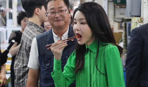 윤석열 김건희 이 개 썅 년놈들은

 캄보디아에 수조원을 퍼주고

 가나에게는 빚을 탕감해주고

 우리나라 국고를 탈탈 털어 쳐드심

 세계 여러곳에 이 지랄 하면서 수조원 해쳐먹었을 가능성이 아주 높음