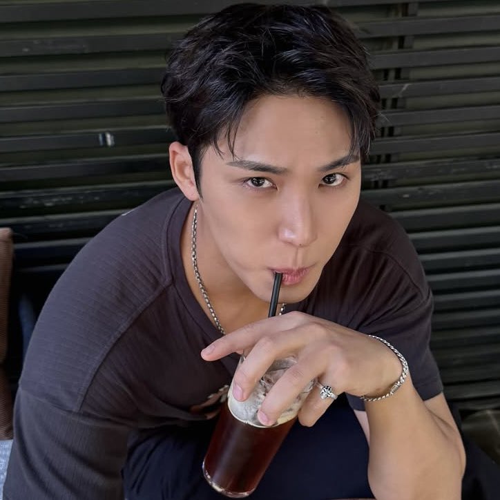 gyuszones's tweet image. who are you?                            i'm you from the future