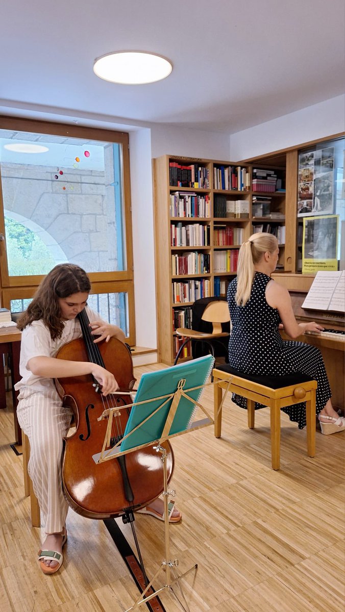 cmjm_santander's tweet photo. El pasado sábado tuvimos nuestro último concierto del curso en la Librería Gil. Alumnos de violonchelo, acordeón y piano dieron el colofón final a este año. Esperamos poder continuar colaborando en futuros cursos. ¡Gracias a todos! https://t.co/zsKFwI5nNi