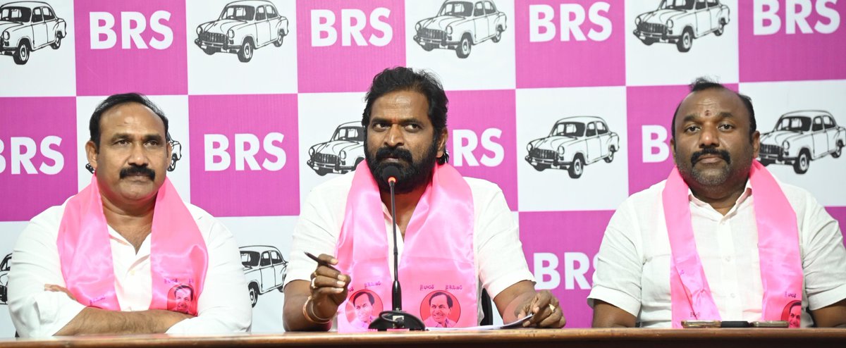 VSrinivasGoud's tweet photo. తెలంగాణ భవన్లో ప్రెస్ మీట్.

కాంగ్రెస్ ప్రభుత్వానికి పాలన గురించి పట్టింపు లేదు. కక్ష సాధింపుకే ప్రాధాన్యత ఇస్తున్నారు.

ప్రతిపక్షం ఏదైనా చెబితే పాలకపక్షం సూచన అనుకుని తమ లోపాలు సమీక్షించుకోవాలి. 
అయితే కాంగ్రెస్ ప్రభుత్వం ప్రతిపక్షాన్ని వేధించడానికి పూర్తి సమయం వెచ్చిస్తోంది.

కేసీఆర్ కుటుంబాన్ని వేధించడానికి పాలనను పూర్తిగా పక్కన బెడుతున్నారు. 
నయవంచన, అబద్ధాలకు కాంగ్రెస్ కేరాఫ్ అడ్రస్ గా మారింది.

ఫార్ములా ఈ కార్ల రేసింగ్ లో ఎలాంటి అవినీతి జరగకున్నా కేటీఆర్ ను విచారణకు పిలిచారు.

ఈ కేసులో అవినీతి సొమ్ము ఎవరికీ ముట్టలేదు. పారదర్శకంగా డబ్బు బదిలీ ప్రక్రియ జరిగింది.

అందాల పోటీలు జరిగాయి ,ఫార్ములా వన్ జరిగింది. ఏ పోటీలు ఎలా జరిగాయో లోకం చూసింది.

అందాల పోటీలు అట్టర్ ప్లాప్ అయ్యాయి 
ఫార్ములా ఈ రేసింగ్ తో అమరరాజా బ్యాటెరీ సంస్థ తో పాటు ఏడెనిమిది కంపెనీలు పెట్టుబడులు వచ్చాయి.

26 పెద్ద పేరున్న కారు తయారీ సంస్థలు ఈ ఈవెంట్ లో పాల్గొన్నాయి. 
ఎలక్ట్రిక్ కార్ల వినియోగం పెరగడానికి ఈ రేసింగ్ తోడ్పడింది.

పెట్టుబడులు తెచ్చిన కేటీఆర్ పై కేసు పెడతారా ? అందాల పోటీల్లో అసభ్యంగా ప్రవర్తించిన వారి పై కేసులు పెట్టరా ?

తెలంగాణ ప్రతిష్ట దెబ్బతీయడం తప్ప అందాల పోటీలతో ఏమైనా ఒరిగిందా ?
అయినా అందాల పోటీల్లో అవమానాలు చేసిన వారిపై కేసులు పెట్టలేదు 
ప్రభుత్వంలో ఓ పద్దతి ఉందా ?పాలన ఉందా ?

కే టీ ఆర్ ను మాటి మాటికీ ఎందుకు విచారణకు పిలుస్తున్నారు ?
ఇండియా లో ఎందరో ప్రయత్నం చేసినా ఫార్ములా ఈ రేసింగ్ ఘనత తెలంగాణ కే దక్కింది.

దమ్ముంటే ఫార్ములా ఈ కారు రేసింగ్ కోసం విదీశీ సంస్థకు ఇచ్చిం డబ్బులు రికవరీ చేయాలి. 40 కోట్లు ఎటూ పోలేదు ..భద్రంగా ఉన్నాయి.

తెలంగాణ ప్రజలు ఆలోచించాలి. కాంగ్రెస్ చేస్తున్న దుష్ప్రచారాన్ని అర్థం చేసుకోవాలి.
ఆ డబ్బులు వెనక్కి తీసుకోవాలని ఈ ప్రభుత్వం ఒక్కసారి అడగలేదు. 

భవిష్యత్ ఎలక్ట్రికల్ వెహికల్ దే అని నమ్మి కేటీఆర్ ఈ రేస్ నిర్వహించారు...