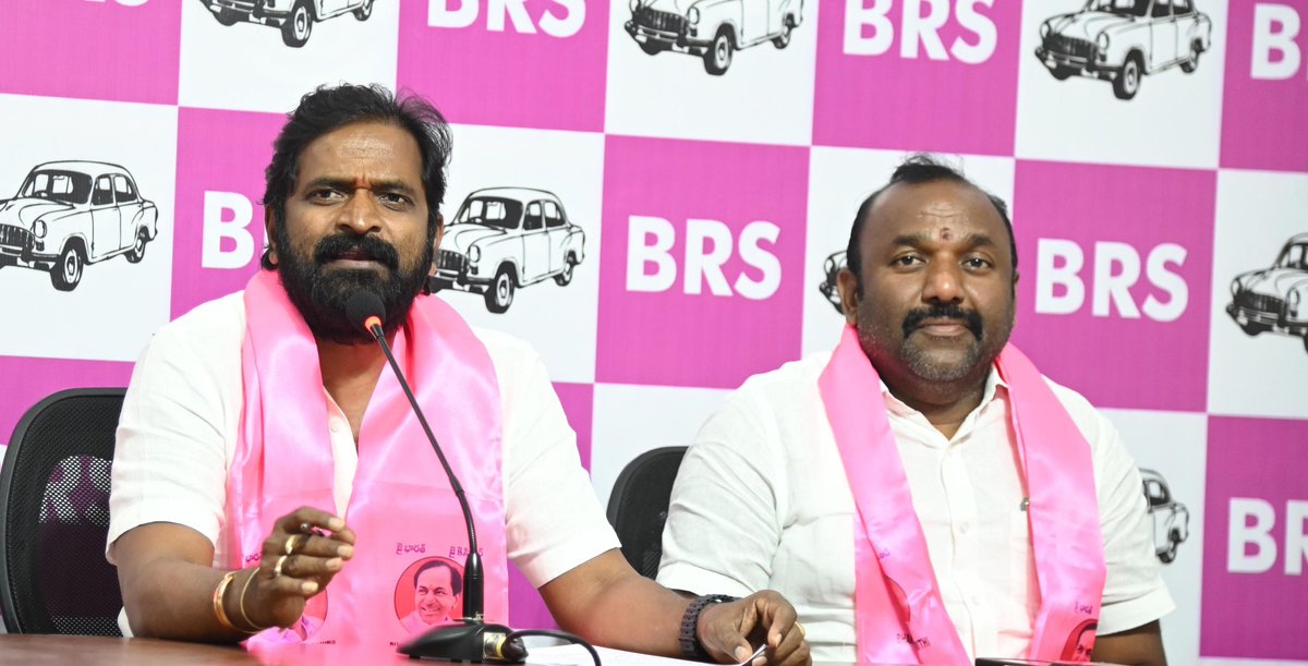 VSrinivasGoud's tweet photo. తెలంగాణ భవన్లో ప్రెస్ మీట్.

కాంగ్రెస్ ప్రభుత్వానికి పాలన గురించి పట్టింపు లేదు. కక్ష సాధింపుకే ప్రాధాన్యత ఇస్తున్నారు.

ప్రతిపక్షం ఏదైనా చెబితే పాలకపక్షం సూచన అనుకుని తమ లోపాలు సమీక్షించుకోవాలి. 
అయితే కాంగ్రెస్ ప్రభుత్వం ప్రతిపక్షాన్ని వేధించడానికి పూర్తి సమయం వెచ్చిస్తోంది.

కేసీఆర్ కుటుంబాన్ని వేధించడానికి పాలనను పూర్తిగా పక్కన బెడుతున్నారు. 
నయవంచన, అబద్ధాలకు కాంగ్రెస్ కేరాఫ్ అడ్రస్ గా మారింది.

ఫార్ములా ఈ కార్ల రేసింగ్ లో ఎలాంటి అవినీతి జరగకున్నా కేటీఆర్ ను విచారణకు పిలిచారు.

ఈ కేసులో అవినీతి సొమ్ము ఎవరికీ ముట్టలేదు. పారదర్శకంగా డబ్బు బదిలీ ప్రక్రియ జరిగింది.

అందాల పోటీలు జరిగాయి ,ఫార్ములా వన్ జరిగింది. ఏ పోటీలు ఎలా జరిగాయో లోకం చూసింది.

అందాల పోటీలు అట్టర్ ప్లాప్ అయ్యాయి 
ఫార్ములా ఈ రేసింగ్ తో అమరరాజా బ్యాటెరీ సంస్థ తో పాటు ఏడెనిమిది కంపెనీలు పెట్టుబడులు వచ్చాయి.

26 పెద్ద పేరున్న కారు తయారీ సంస్థలు ఈ ఈవెంట్ లో పాల్గొన్నాయి. 
ఎలక్ట్రిక్ కార్ల వినియోగం పెరగడానికి ఈ రేసింగ్ తోడ్పడింది.

పెట్టుబడులు తెచ్చిన కేటీఆర్ పై కేసు పెడతారా ? అందాల పోటీల్లో అసభ్యంగా ప్రవర్తించిన వారి పై కేసులు పెట్టరా ?

తెలంగాణ ప్రతిష్ట దెబ్బతీయడం తప్ప అందాల పోటీలతో ఏమైనా ఒరిగిందా ?
అయినా అందాల పోటీల్లో అవమానాలు చేసిన వారిపై కేసులు పెట్టలేదు 
ప్రభుత్వంలో ఓ పద్దతి ఉందా ?పాలన ఉందా ?

కే టీ ఆర్ ను మాటి మాటికీ ఎందుకు విచారణకు పిలుస్తున్నారు ?
ఇండియా లో ఎందరో ప్రయత్నం చేసినా ఫార్ములా ఈ రేసింగ్ ఘనత తెలంగాణ కే దక్కింది.

దమ్ముంటే ఫార్ములా ఈ కారు రేసింగ్ కోసం విదీశీ సంస్థకు ఇచ్చిం డబ్బులు రికవరీ చేయాలి. 40 కోట్లు ఎటూ పోలేదు ..భద్రంగా ఉన్నాయి.

తెలంగాణ ప్రజలు ఆలోచించాలి. కాంగ్రెస్ చేస్తున్న దుష్ప్రచారాన్ని అర్థం చేసుకోవాలి.
ఆ డబ్బులు వెనక్కి తీసుకోవాలని ఈ ప్రభుత్వం ఒక్కసారి అడగలేదు. 

భవిష్యత్ ఎలక్ట్రికల్ వెహికల్ దే అని నమ్మి కేటీఆర్ ఈ రేస్ నిర్వహించారు...