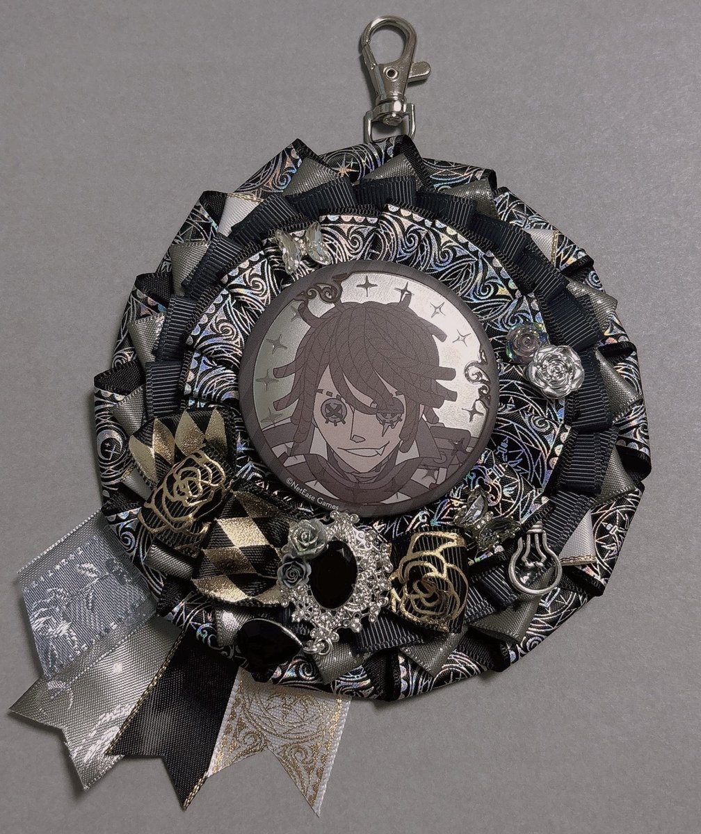 この度もsheepib🐏【<a href="/sheep_ib/">sheepib🐑1周年企画中✧*｡</a>】様にオーダーをお願いして、アートコレクションのロゼット3点作成して頂きました❁⃘*.ﾟ

メタリック加工に合わせて豪華な見た目で1キャラずつモチーフであるパーツもこだわって頂き、とても嬉しいです😭✨

いつも本当にありがとうございます♡