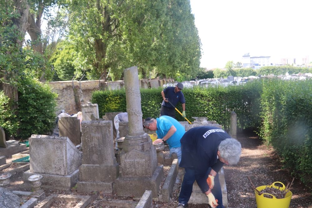 One of the saddest parts of Willesden Jewish Cemetery is the children's section - some graves unnamed, many neglected. We're running volunteer workshops to restore this area with care and dignity. 
Join us: shorturl.at/EKHAS 
#Volunteer #JewishHeritage