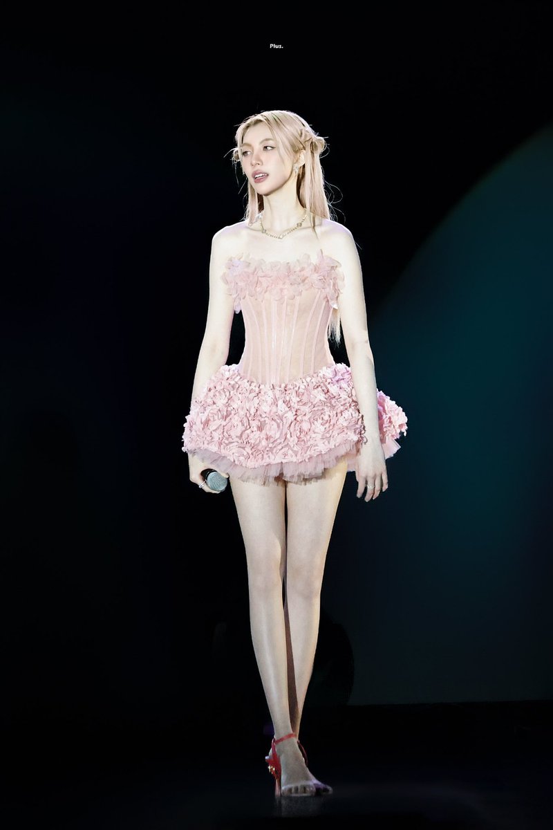fraoulatte's tweet photo. IS SHE EVEN A HUMAN OR A DOLL?!?! https://t.co/pLKg8wVfmN