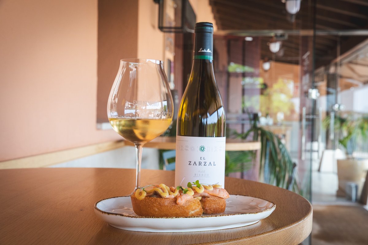 ¡Hoy se celebra el DÍA DE LA TAPA! Y en Bodegas Emilio Moro hemos preparado tres maridajes que son puro match con La Felisa, Vendimia Seleccionada y La Revelía. Elige tu plan, tu tapa… y que no falte el vino. 🍷✨
#DíaDeLaTapa #MaridajePerfecto #EmilioMoro