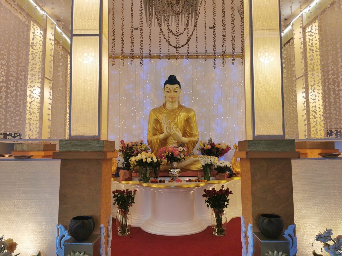 Het is een onverwacht gezicht middenin het typisch Hollandse polderlandschap: een Sri Lankaans boeddhistisch klooster. De vier monniken die in het klooster wonen, varen wel bij het serene landschap van de Horstermeer: bit.ly/3HFgtbr 🧘‍♂️