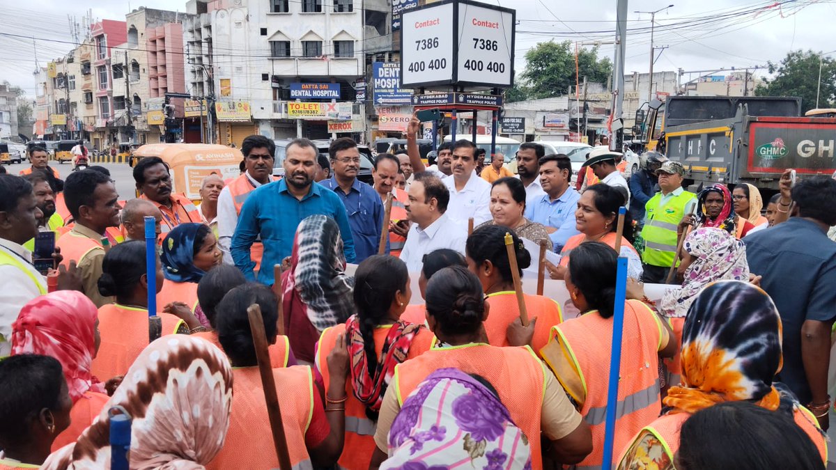 Today, GHMC Commissioner Sri R.V. Karnan participated in a Special Sanitation Drive at Nallakunta X Roads in Nallakunta Ward, under Amberpet Circle-16, GHMC. This initiative is part of the Pre-Monsoon Sanitation Drive carried out to ensure cleanliness and prevent waterlogging