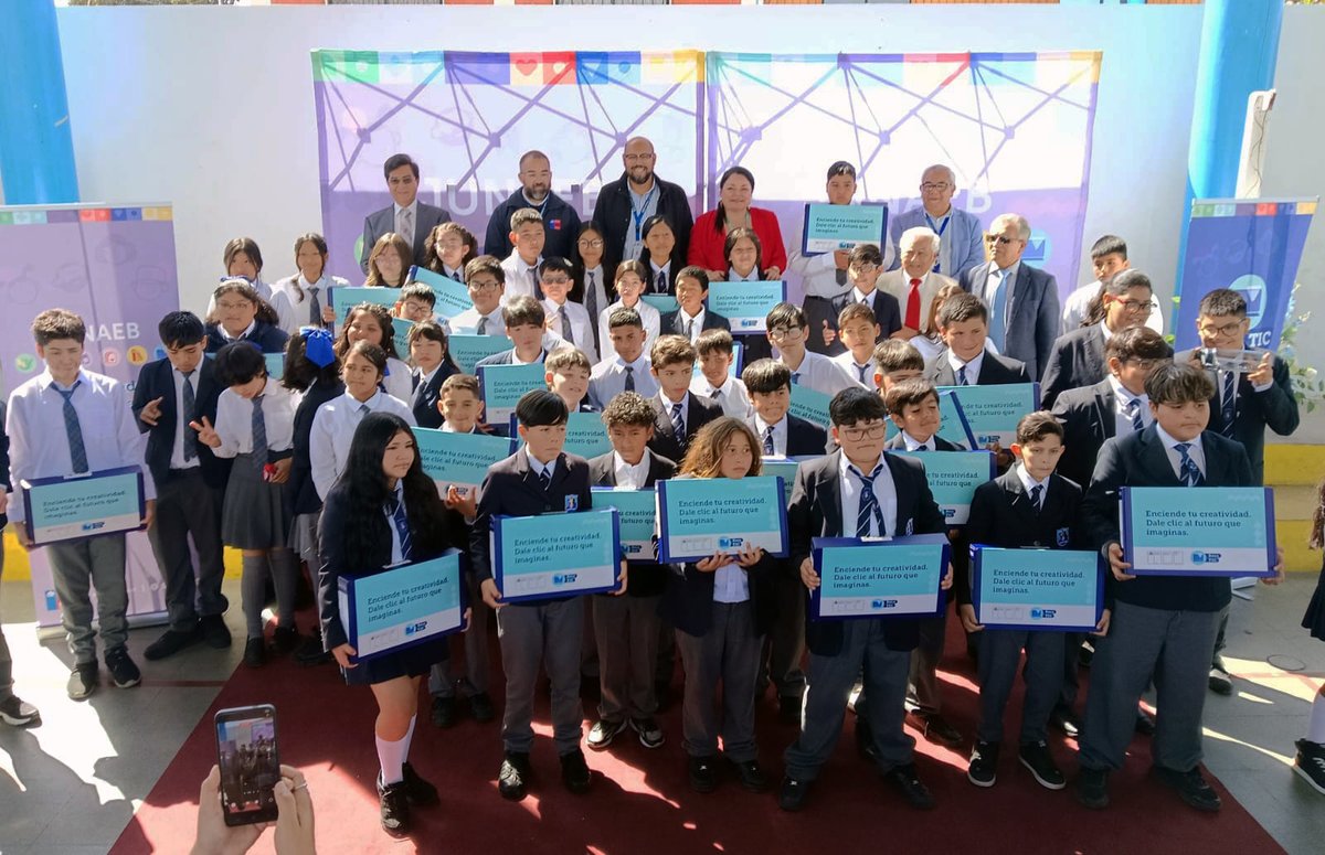 ChasquisDiario's tweet image. Más de 1.700 #computadores para #estudiantes de básica de #Arica y #Parinacota chasquis.cl/diario/page.ph…