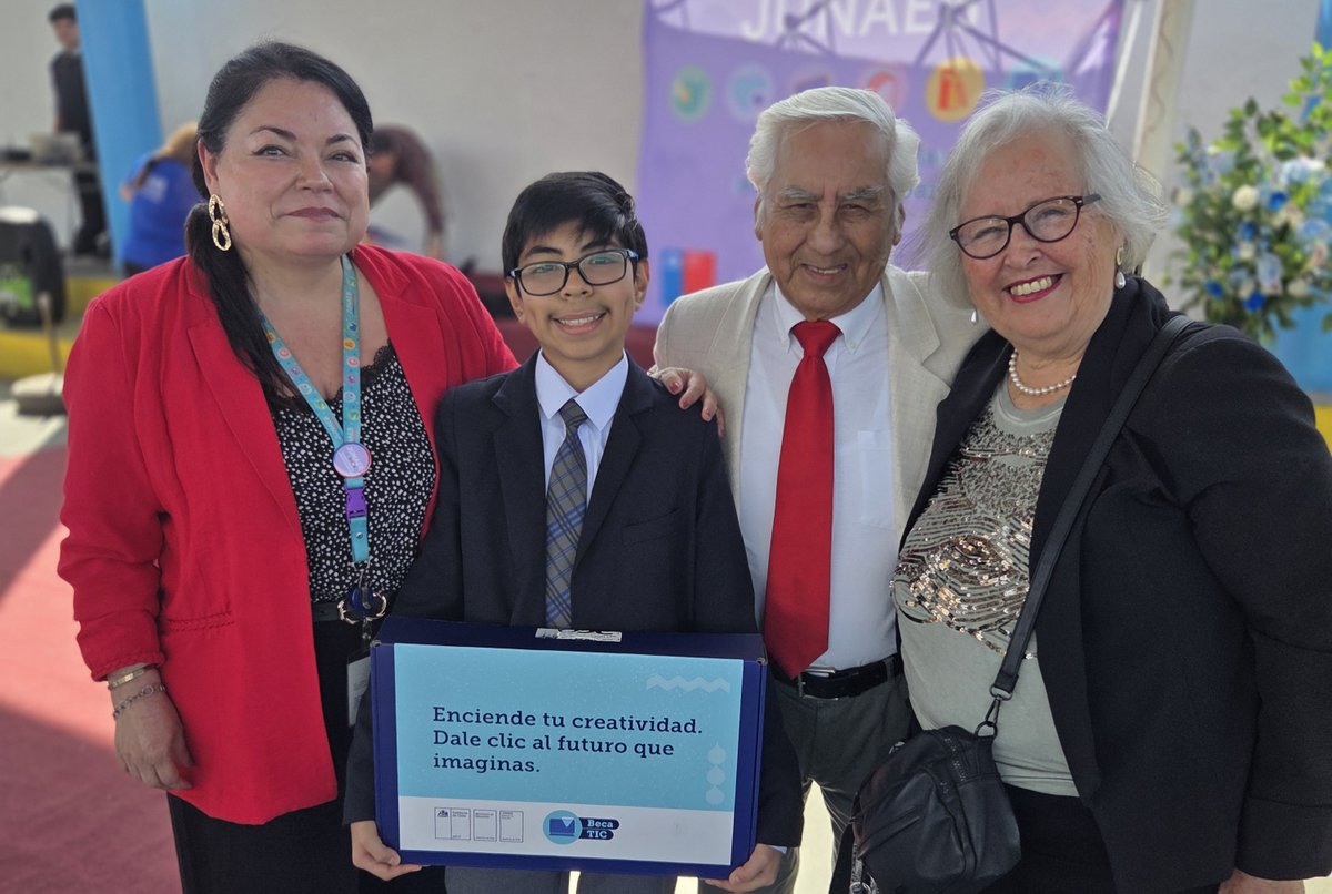 ChasquisDiario's tweet image. Más de 1.700 #computadores para #estudiantes de básica de #Arica y #Parinacota chasquis.cl/diario/page.ph…