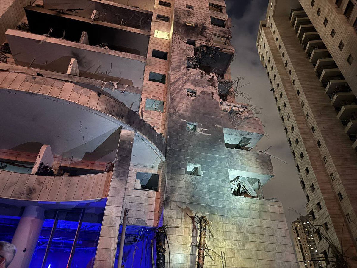 jjhavemann's tweet image. Es gibt wieder Tote und viele Verletzte von den Einschlägen heute Nacht.
Auch in Petach Tikva, wo ich viele Bekannte habe. 😔
Denen geht es gut aber sie haben die Einschläge gespürt.
