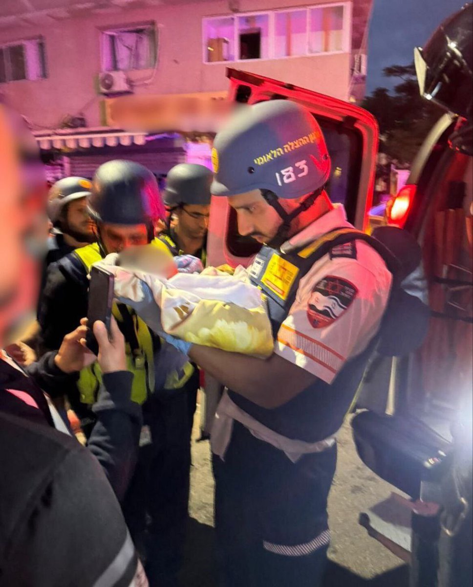 jjhavemann's tweet image. Es gibt wieder Tote und viele Verletzte von den Einschlägen heute Nacht.
Auch in Petach Tikva, wo ich viele Bekannte habe. 😔
Denen geht es gut aber sie haben die Einschläge gespürt.