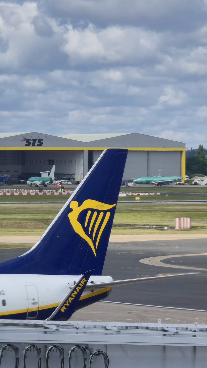 JonMartin9401's tweet image. x2 E-7 Wedgetail out in the open at Birmingham Airport this morning
#Wedgetail #BirminghamAirport #E7