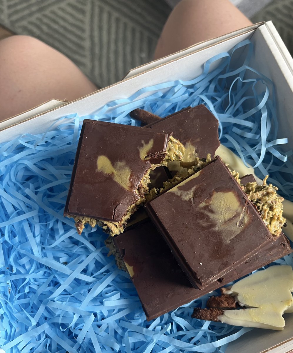 hideousschool's tweet image. я до сих пор разбираю подарки с др и просто в таком шоке+слезах счастья спасибо вам всем огромное я тону 
кстати олен мне вообще приготовили дубайский шоколад и поки