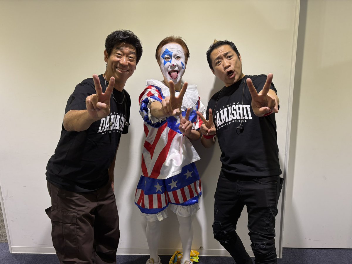 八王子魂2日間ありがとうございました！最高でした！！
はなわ君と原口君とパシャリ！やはりあたくしは芸人枠です！
6/21高知ri:ver
結成41周年ワンマンTOUR 『全力レッドゾーン!!!』
開演17:30
6/22神戸太陽と虎開演17時
よろしく哀愁
