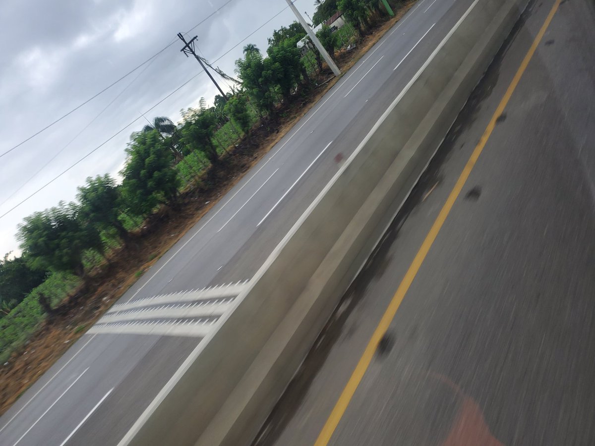 Yo quiero saber cuál es el sentido de esta estupidez en una Autopista. ¿Dañar la suspensión de los vehículos? ¿Que se aflojen todos lados? Estas autoridades repletas de incompetentes no entienden que existe algo llamado "leyes" que es lo que hay que hacer cumplir.