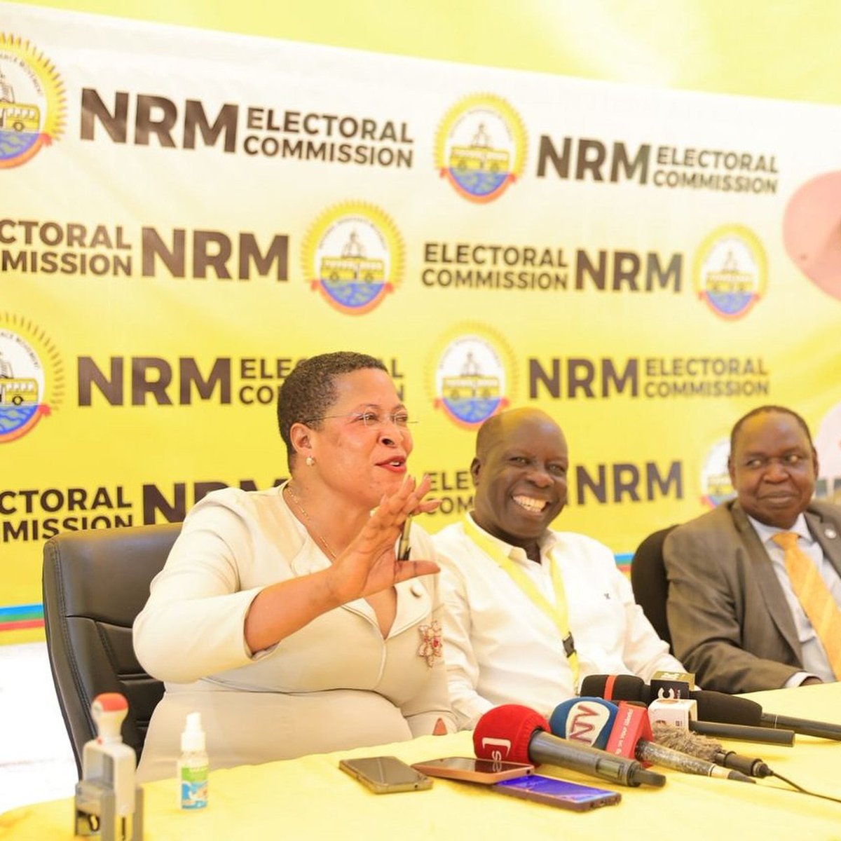 KINGDOM TV (@kingdomtvuganda) on Twitter photo Siipika wa <a href="/Parliament_Ug/">Parliament of Uganda</a> <a href="/AnitahAmong/">Anita Annet Among</a> akomezawo empapula ze eri akakiiko kebyokulonda kukitebe kya <a href="/NRMOnline/">NRM Party</a> mu Kampala.
Akulira akakiiko kano Tang Odoi amulangiride nga bwataliko amuvuganya mukamyufu ka <a href="/NRMOnline/">NRM Party</a> ku kifo ky'omubaka wa Bukedea disitulikiti.
<a href="/KagutaMuseveni/">Yoweri K Museveni</a> Siipika wa <a href="/Parliament_Ug/">Parliament of Uganda</a> <a href="/AnitahAmong/">Anita Annet Among</a> akomezawo empapula ze eri akakiiko kebyokulonda kukitebe kya <a href="/NRMOnline/">NRM Party</a> mu Kampala.
Akulira akakiiko kano Tang Odoi amulangiride nga bwataliko amuvuganya mukamyufu ka <a href="/NRMOnline/">NRM Party</a> ku kifo ky'omubaka wa Bukedea disitulikiti.
<a href="/KagutaMuseveni/">Yoweri K Museveni</a>
