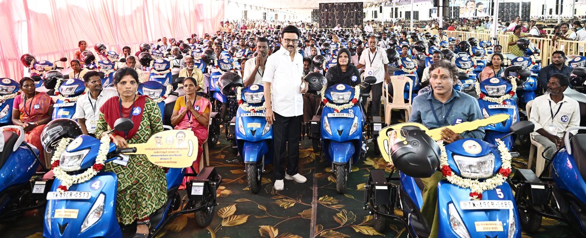 தஞ்சாவூர், மன்னர் சரபோஜி அரசுக் கல்லூரி விளையாட்டு மைதானத்தில் நடைபெற்ற அரசு விழாவில், மாற்றுத்திறனாளிகளுக்கு இணைப்புச் சக்கரம் பொருத்தப்பட்ட பெட்ரோல் ஸ்கூட்டர்களை மாண்புமிகு முதலமைச்சர் <a href="/mkstalin/">M.K.Stalin</a> அவர்கள் வழங்கினார்.