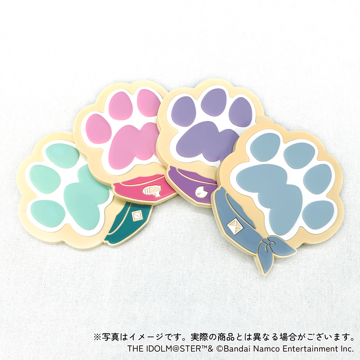 anicloset's tweet image. 【アイドルマスター #SideM Summer Doggie】
イベントのモチーフにもなっている犬の肉球型PVCミラー🐾
ユニットカラーの可愛い肉球に、ユニットイメージマーク付きのスカーフで一緒におめかししています♪
ポップアップストア詳細anicloset.com/lp_pop_up_side…