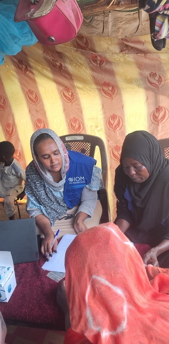 IOMSudan's tweet image. The cost of inaction has grave consequences for migrants in Sudan. As food insecurity worsens, it’s putting lives at risk—damaging health and increasing vulnerability to disease.
With support from @NLinSudan, IOM distributed food baskets to 435 vulnerable migrants in Port Sudan.
