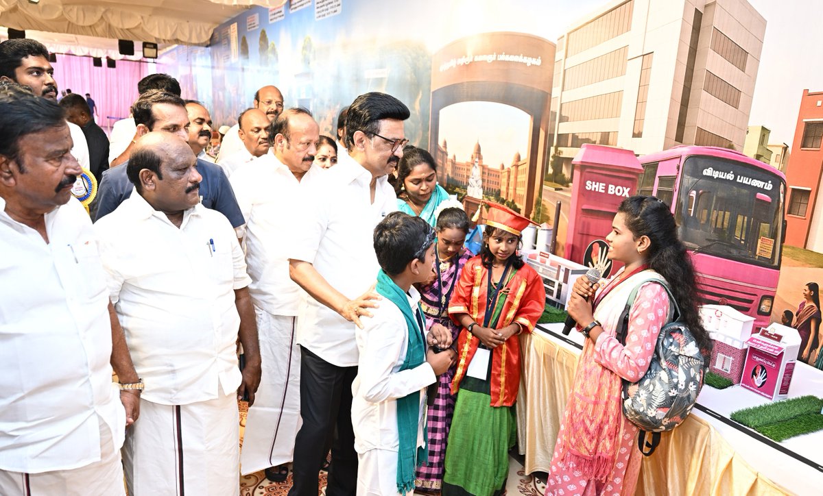 தஞ்சாவூர், மன்னர் சரபோஜி அரசுக் கல்லூரி விளையாட்டு மைதானத்தில் நடைபெற்ற அரசு விழாவில் பல்வேறு துறைகளின் சார்பில் அமைக்கப்பட்டுள்ள அரசு நலத்திட்டங்கள் குறித்த கண்காட்சி அரங்குகளையும், தஞ்சாவூரின் சிறப்புகள் தொடர்பான கண்காட்சி அரங்குகளையும் மாண்புமிகு முதலமைச்சர் <a href="/mkstalin/">M.K.Stalin</a> அவர்கள்