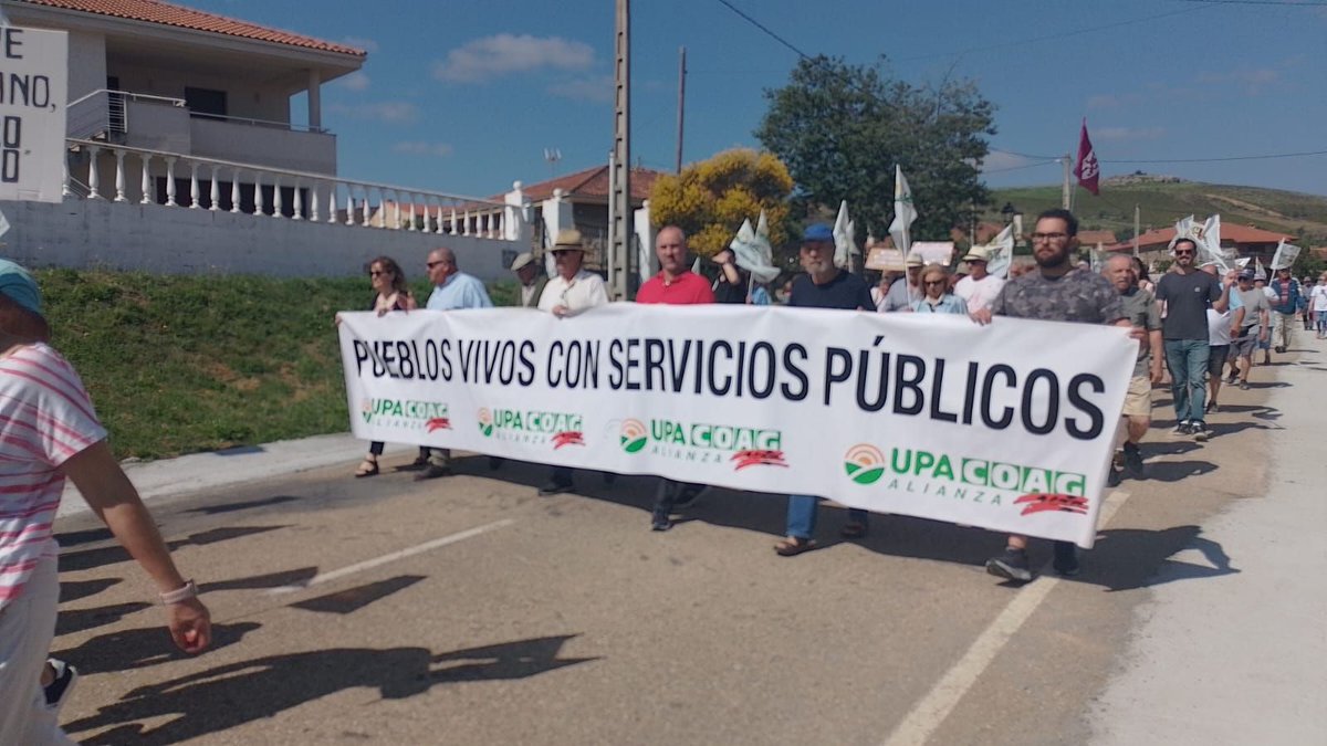 UPL participó este domingo en #Villardeciervos (#Zamora) en la manifestación para exigir a la Junta que cumpla las promesas hechas a la Sierra de la Culebra tras la tragedia de 2022.

👉 Asimismo, se reclamó la mejora de los servicios públicos rurales y la no supresión de trenes.