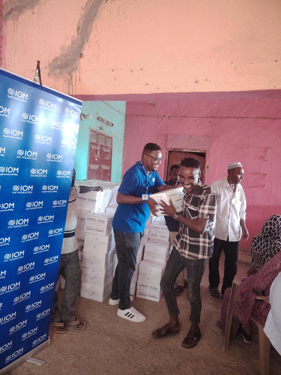 IOMSudan's tweet image. The cost of inaction has grave consequences for migrants in Sudan. As food insecurity worsens, it’s putting lives at risk—damaging health and increasing vulnerability to disease.
With support from @NLinSudan, IOM distributed food baskets to 435 vulnerable migrants in Port Sudan.