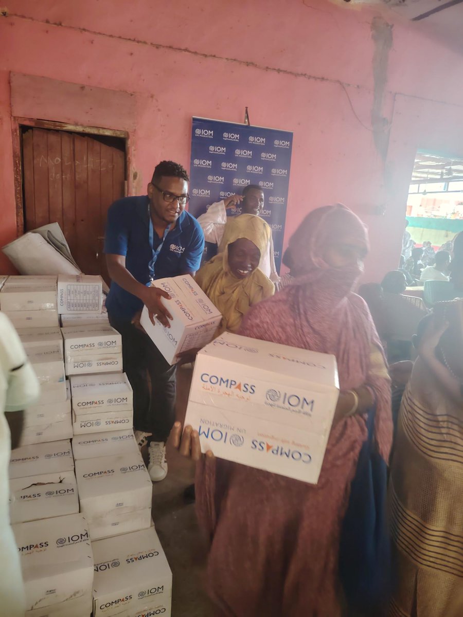 IOMSudan's tweet image. The cost of inaction has grave consequences for migrants in Sudan. As food insecurity worsens, it’s putting lives at risk—damaging health and increasing vulnerability to disease.
With support from @NLinSudan, IOM distributed food baskets to 435 vulnerable migrants in Port Sudan.
