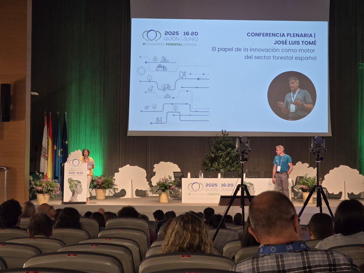agrestascoop's tweet photo. Asunción Cámara (@secforestales y Universidad de Oviedo), miembro del Comité Organizador del @congresoforesta, presenta a José Luis Tomé @quecoak, socio de AGRESTA

👉Conferencia Plenaria: "El papel de la innovación como motor del sector forestal español"

#9CFE 
#25agresta9cfe https://t.co/5lS7X3Wuvx