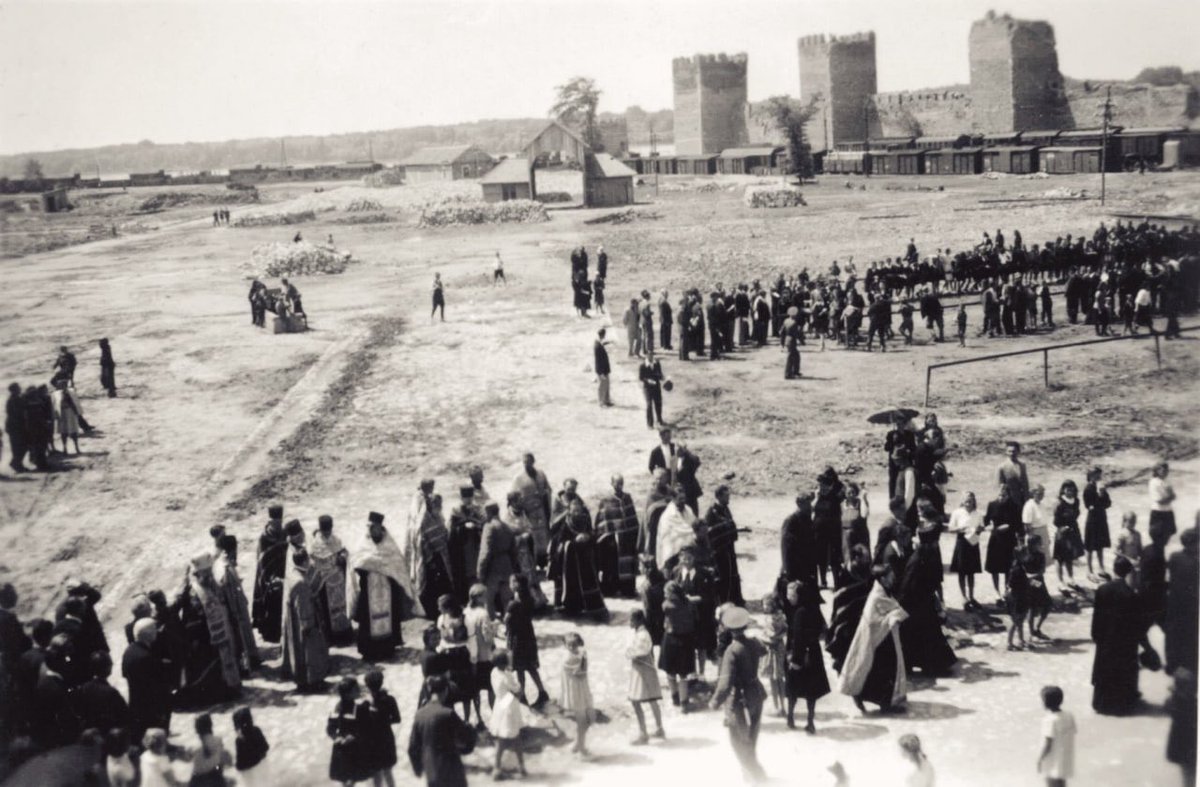 ~ Фотографија:

"Помен жртвама Смедеревске експлозије 1941, детонације складишта Вермахта са  374 тона ТНТ, 2.800 тона муниције, 172 тоне експлозива и преко 425.000 детонатора.
Погинуло је око 4.000 људи, преко 70% града је уништено."

- 5. јун 1942. године.