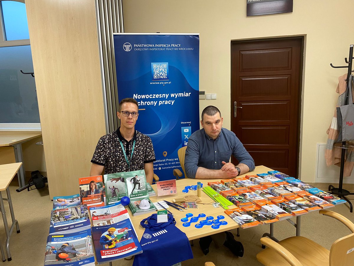 OIP_Wroclaw's tweet photo. W piątek udzielaliśmy porad prawnych i technicznych podczas Targów Pracy organizowanych przez Powiatowy Urząd Pracy we Wrocławiu. https://t.co/l4iINe1HCg
