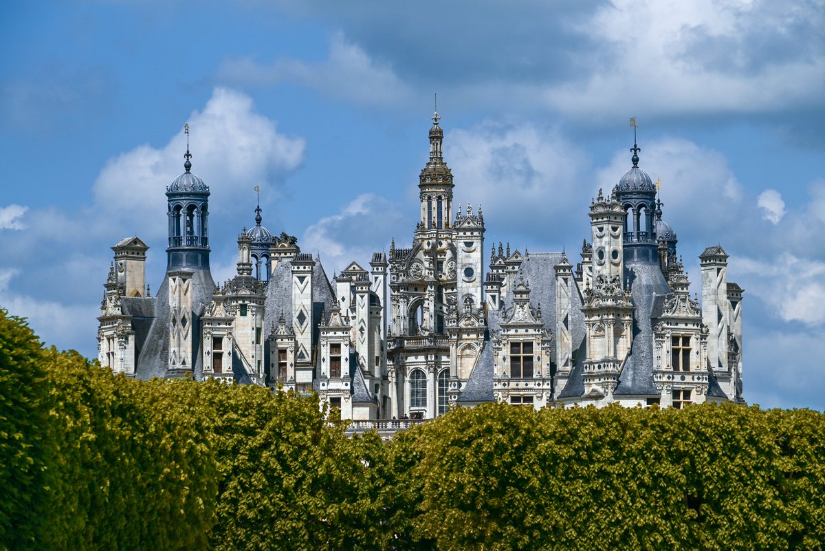 💬« Notre avenir dépend-il de la technique ? » 
Si la technique éclaire la route, elle ne trace pas le chemin. Chambord le sait bien : l’art et l’ingéniosité sont indissociables. #BacPhilo #Bac2025 #Philosophie