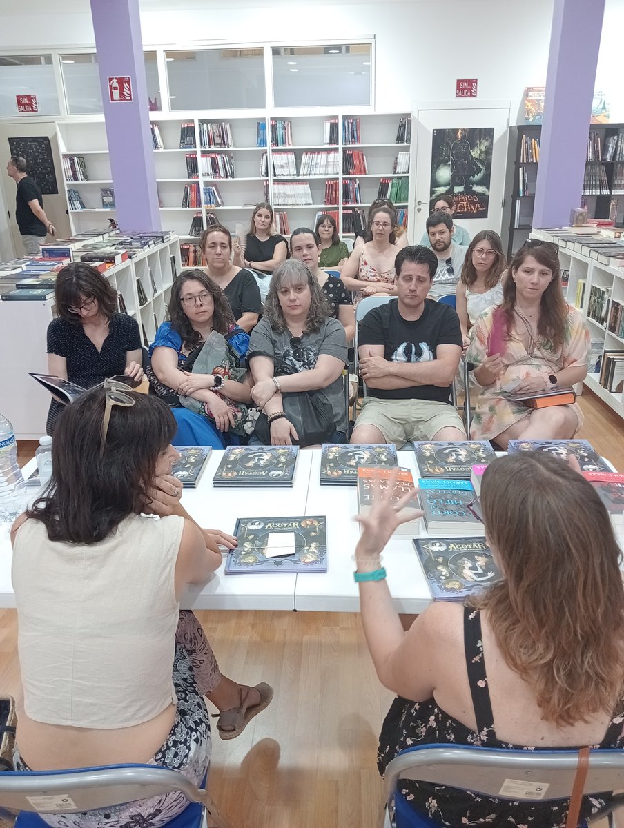 GothamMallorca's tweet photo. Dissabte passat varem tenir el plaer d'escoltar a na Laura L. Capella entrevistant a Beatriz Colom sobre la seva feina il·lustrant la Guia ídem d'Acotar, un fenòmen del romantasy!

Gràcies a Beatriz, Laura i l'entregat públic assistent! https://t.co/R0A7SoNgqN