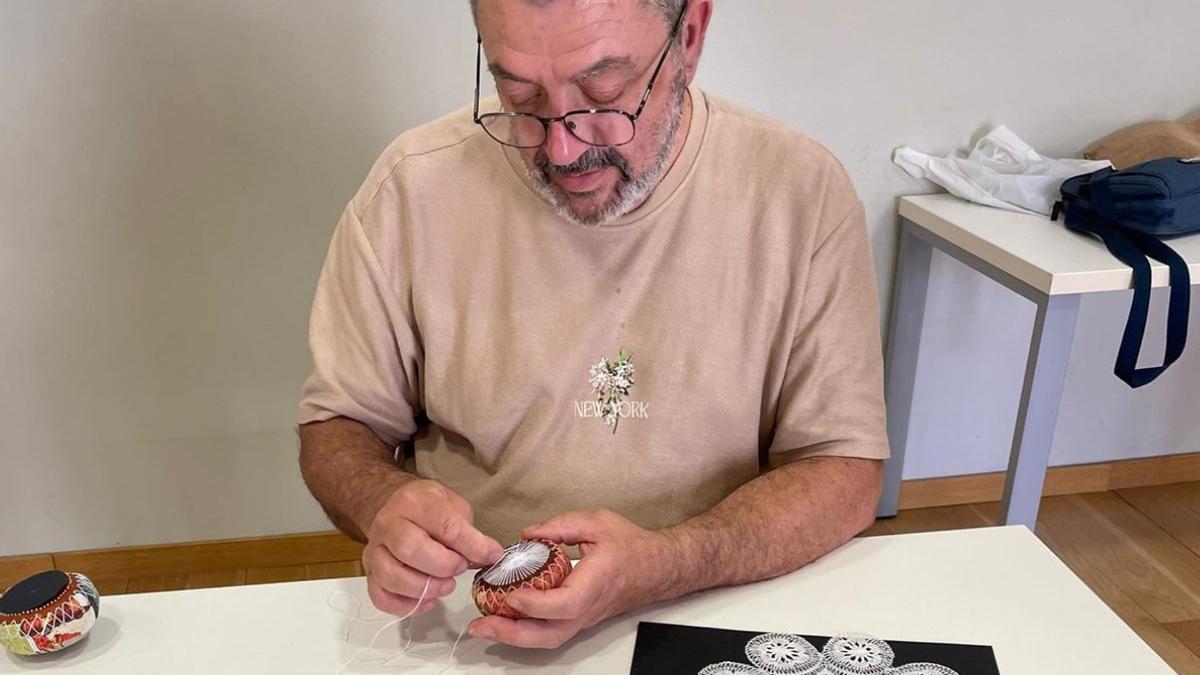 🗣️✨"La Roseta de Tenerife viaja a Madrid para acercar la historia y técnicas de este tradicional encaje" vía <a href="/eldia/">El Día</a>  
✅Antonio Rodríguez #Artesanía #Tenerife impartió un taller exclusivo el pasado 12 y 13 junio 2025 en Museo de Arte y Tradiciones Populares de la Universidad...