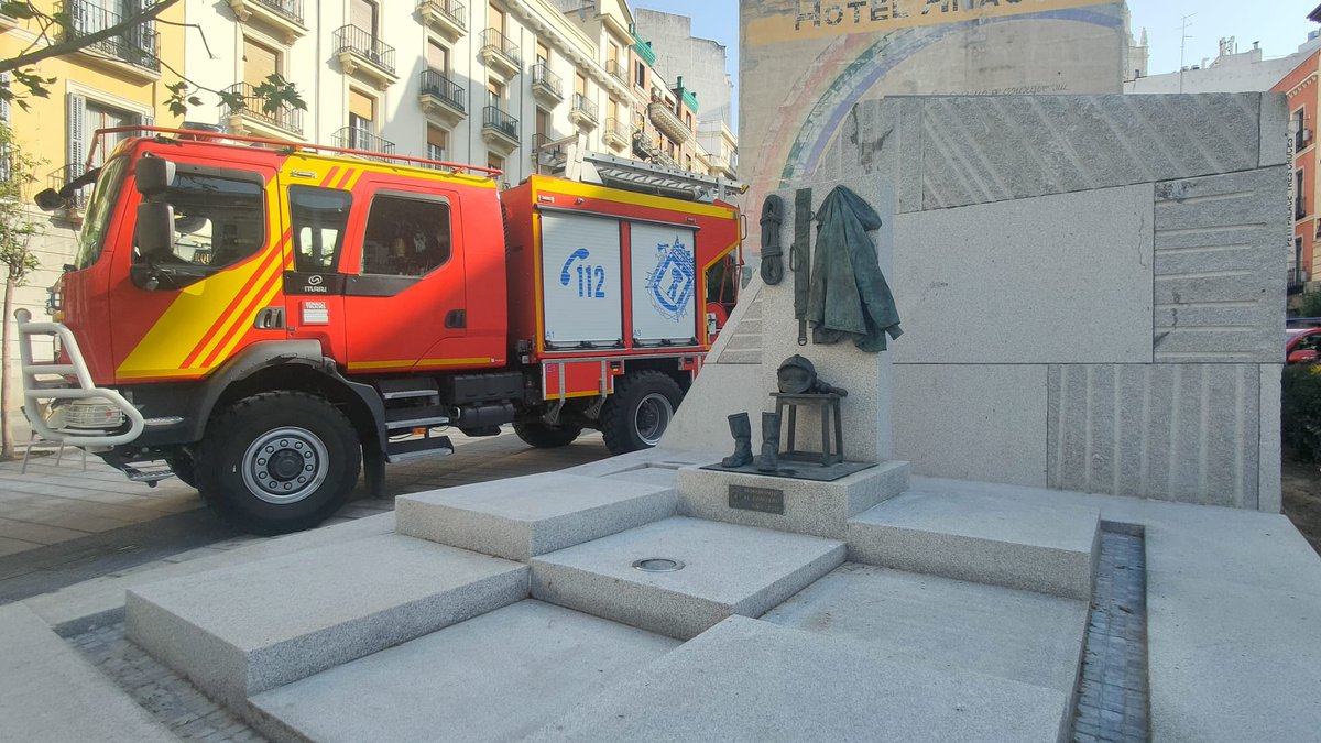 🧑‍🚒 Una escultura rinde homenaje a los bomberos en la Plaza del Carmen

🚒Recuerda a los diez bomberos fallecidos en el incendio de Almacenes Arias en 1987
Te lo contamos 👉ver.cope.es/jt6i3