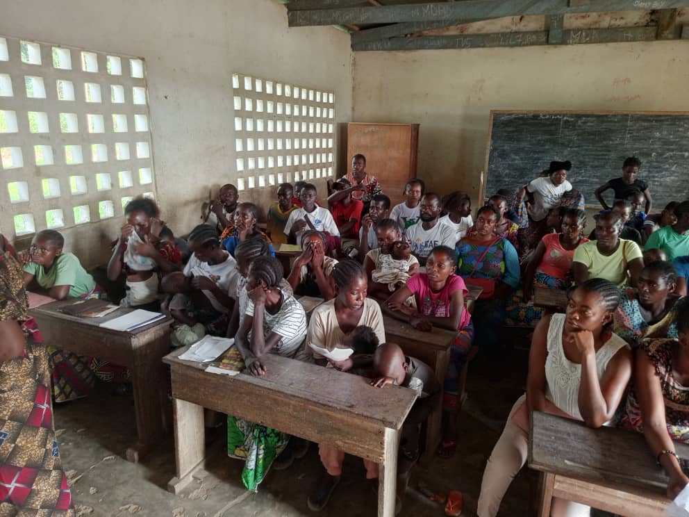 PamCongo's tweet image. Thanks to @GPforEducation, 18,000 students are getting school meals, and the tutors helping them learn are being supported too: 🧑🏫 5,098 tutors received cash transfers in Plateaux, Cuvette & Cuvette-Ouest 📝 8,700 more were registered in Plateaux & Pool 🚀 Powering progress.