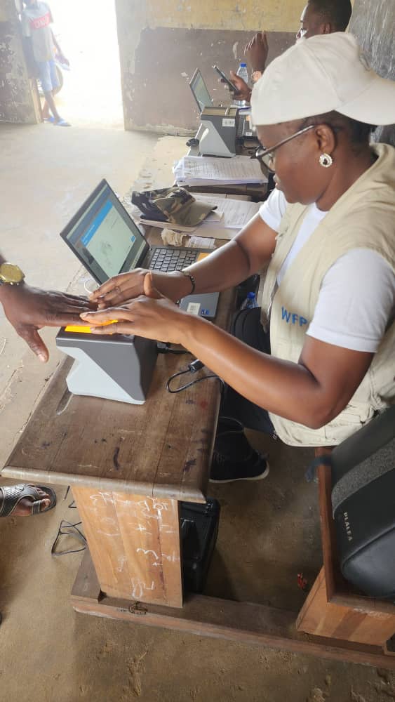 PamCongo's tweet image. Thanks to @GPforEducation, 18,000 students are getting school meals, and the tutors helping them learn are being supported too: 🧑🏫 5,098 tutors received cash transfers in Plateaux, Cuvette & Cuvette-Ouest 📝 8,700 more were registered in Plateaux & Pool 🚀 Powering progress.