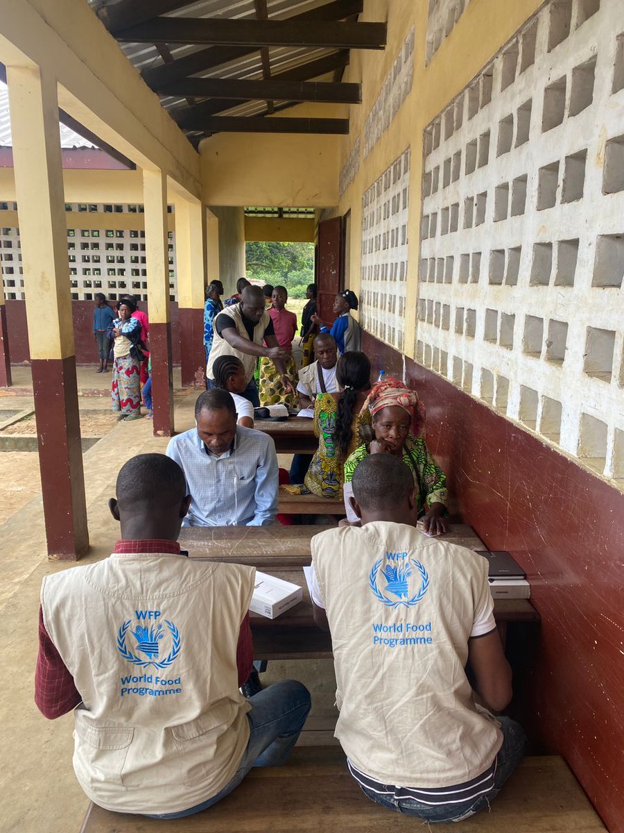PamCongo's tweet image. Thanks to @GPforEducation, 18,000 students are getting school meals, and the tutors helping them learn are being supported too: 🧑🏫 5,098 tutors received cash transfers in Plateaux, Cuvette & Cuvette-Ouest 📝 8,700 more were registered in Plateaux & Pool 🚀 Powering progress.