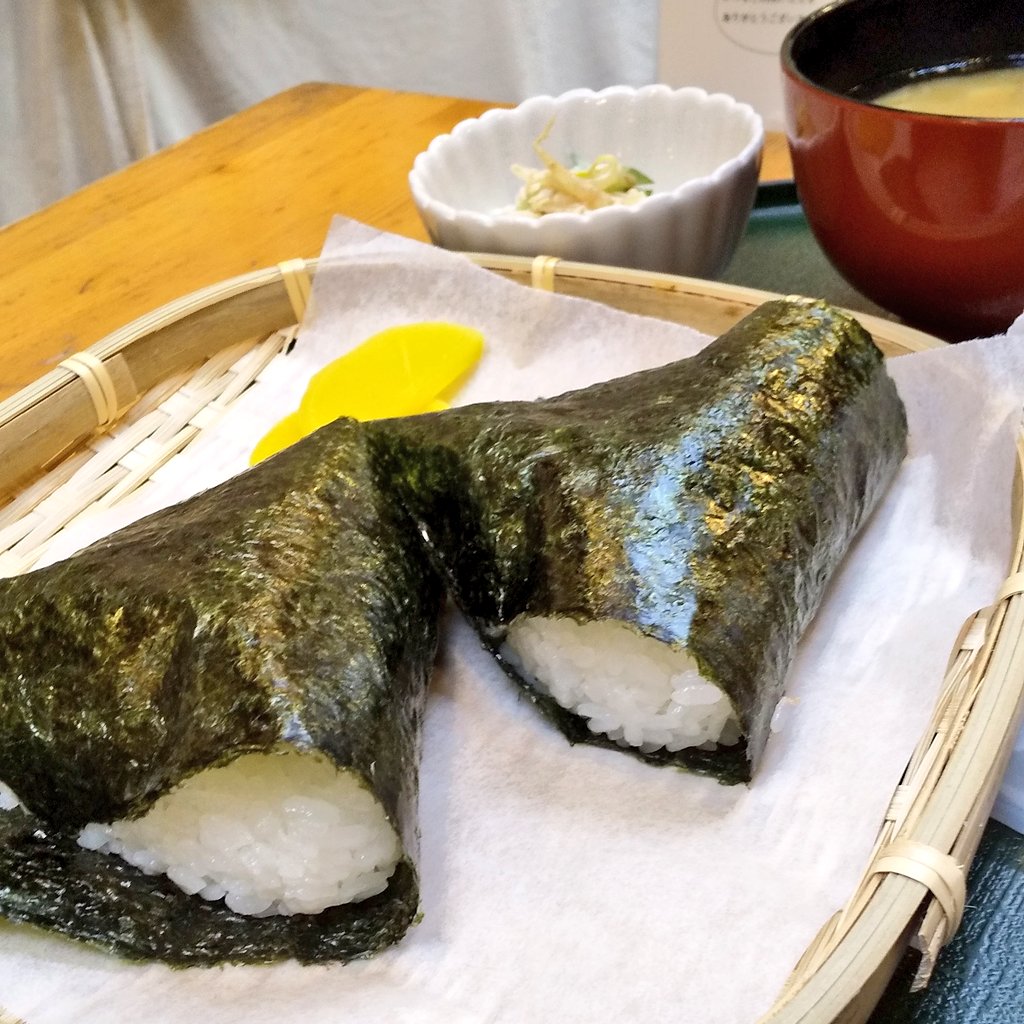 ume20207310's tweet photo. 思季彩館さんのおにぎりランチ、今季ラストにして初めて行けた🍙
選んだ具は鮭とツナマヨ
うまうまー🎵 https://t.co/x55CoRIEPQ