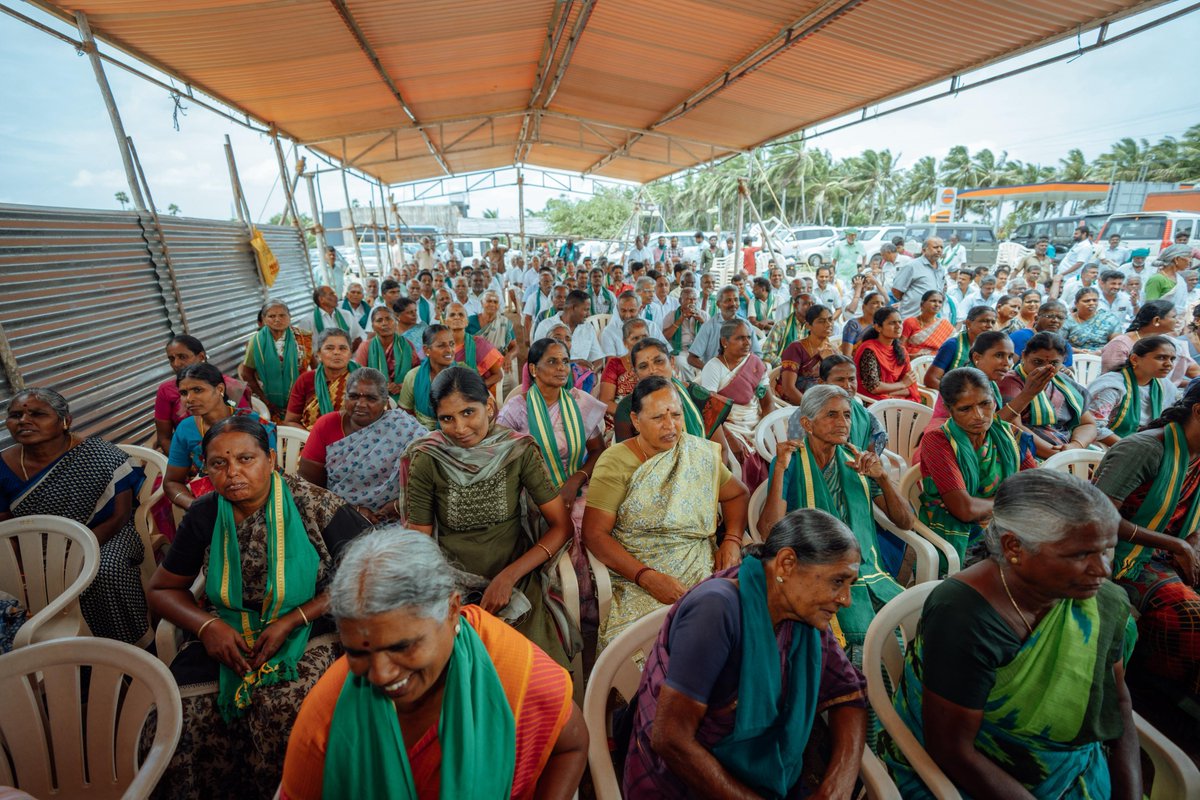 கொச்சி - கோவை - கரூர் பெட்ரோலியக் குழாய் பதிக்கும் திட்டம், விவசாய நிலங்கள் வழியாகச் செல்வதால், பாதிப்புக்குள்ளான விவசாயிகள், தமிழக விவசாயிகள் சங்கப் போராட்டக் குழு சார்பில் அறப்போராட்டத்தில் ஈடுபட்டுள்ளனர். இன்று அவர்களை நேரில் சந்தித்து, அவர்கள் நியாயமான கோரிக்கைகளுக்குத்