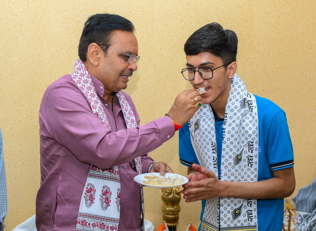 BhajanlalBjp's tweet photo. NEET UG-2025 परीक्षा में संपूर्ण देश में प्रथम स्थान प्राप्त कर राजस्थान का मान बढ़ाने वाले हनुमानगढ़ जिले के प्रतिभाशाली विद्यार्थी श्री महेश कुमार जी से आज मुख्यमंत्री निवास पर स्नेहपूर्ण भेंट की और उन्हें इस उपलब्धि के लिए हार्दिक बधाई एवं उज्ज्वल भविष्य के लिए शुभकामनाएं दीं। इस अवसर पर मौजूद उनके अभिभावकों को भी इस सफलता में उनके मार्गदर्शन हेतु शुभकामनाएं दीं।