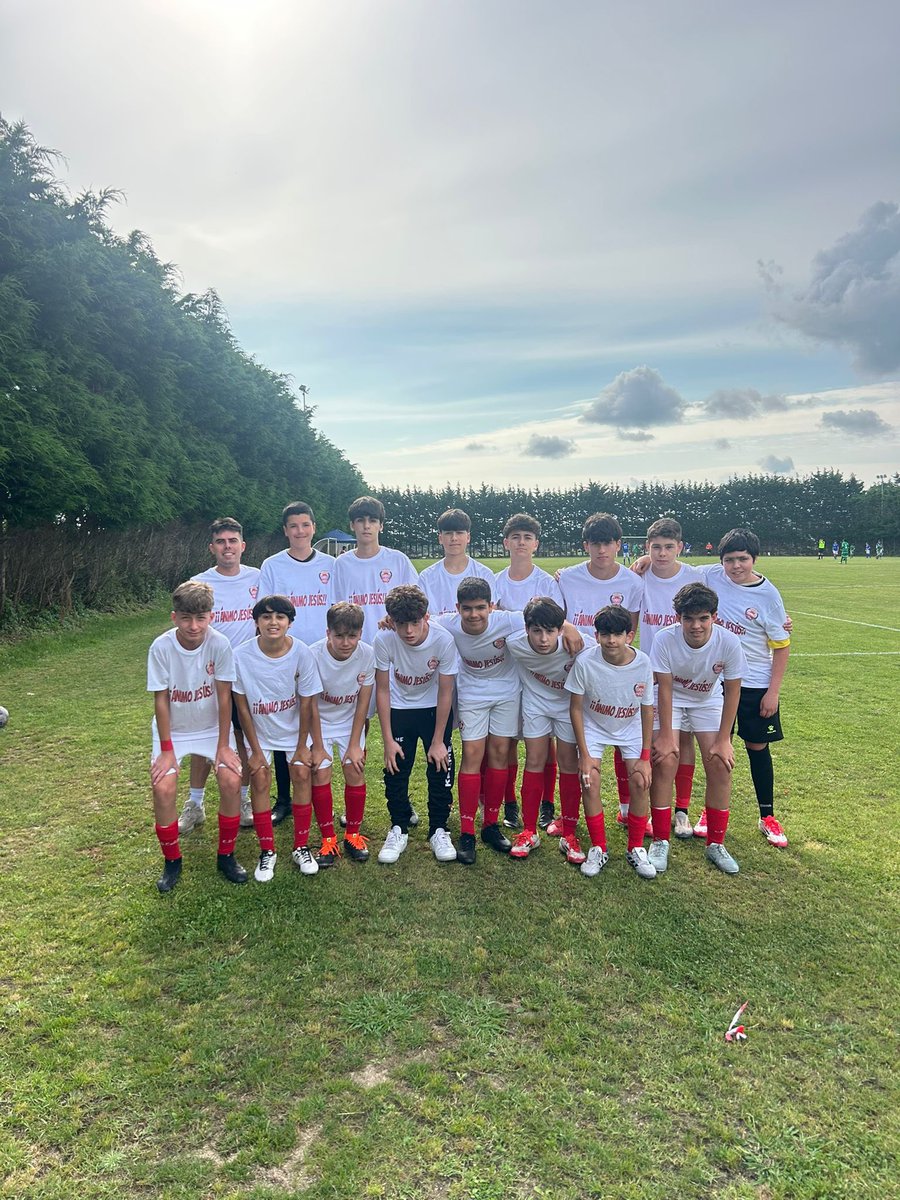 Nuestro infantil C  realizó un gran torneo en el trofeo de Ribadeo dejando muy buenas sensaciones, compitiendo y plantando cara a grandes equipos. 
Aquí los tenemos con las camisetas de apoyo a Jesús, que  se rompió el ligamento cruzado y a quien deseamos una pronta recuperación!