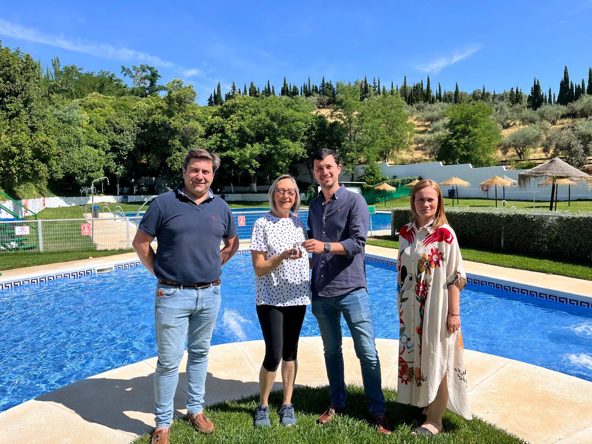 El alcalde #Constantina, Rubén Rivera hacía entrega el   14 de junio de las llaves de las instalaciones de la Piscina Pública Municipal a Mariló Fernández, secretaria de <a href="/Asc_asnadis/">Asnadis</a>, asociación que la gestionará durante los meses de verano. Ayer domingo 15 abríamos. Disfrutadla.