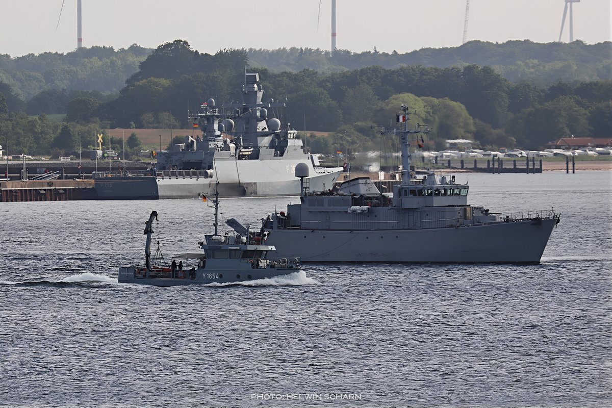 ScharnHelwin's tweet image. In der #Eckernförde|r Bucht war's heut früh international. Zur 🇫🇷 "Vulcain" gesellte sich das 🇳🇱 Forschungsschiff "Snellius". An der Ostmole liegt die 🇩🇪#Korvette "Emden", offensichtlich mit Besuch aus 🇧🇪 an Bord. Und #WTD-Boot "Schleswig" hat ordentlich Welle gemacht.
