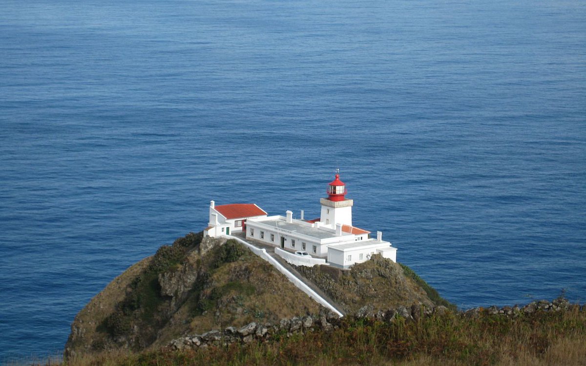 #RecomendaciónViajera "Farol de Gonçalo Velho, Isla de Santa María, Azores, Portugal" es uno de los muchos sitios para visitar en esta pequeña isla. Excelente foto de Julen Iturbe-Ormaetxe. Y también tienes fondos de buceo expectaculares!