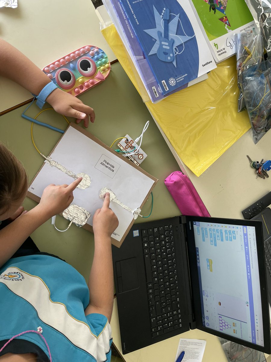 daniel_albertos's tweet image. Hoy los alumnos del colegio Fuenlabrada han estrenado sus placas Makey Makey para aprender sobre la pirámide alimentaria #CodigoEscuela4_0_Madrid
