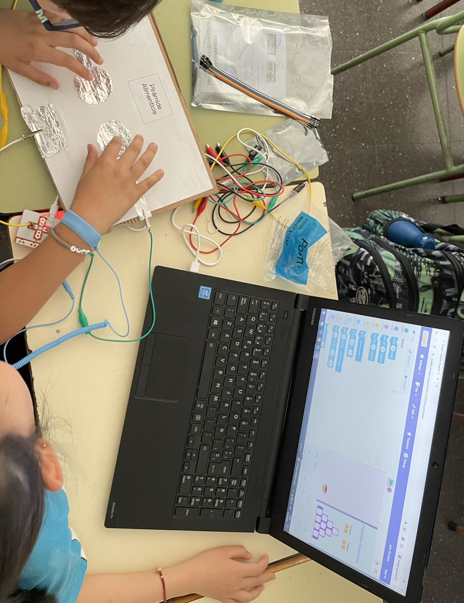 daniel_albertos's tweet image. Hoy los alumnos del colegio Fuenlabrada han estrenado sus placas Makey Makey para aprender sobre la pirámide alimentaria #CodigoEscuela4_0_Madrid
