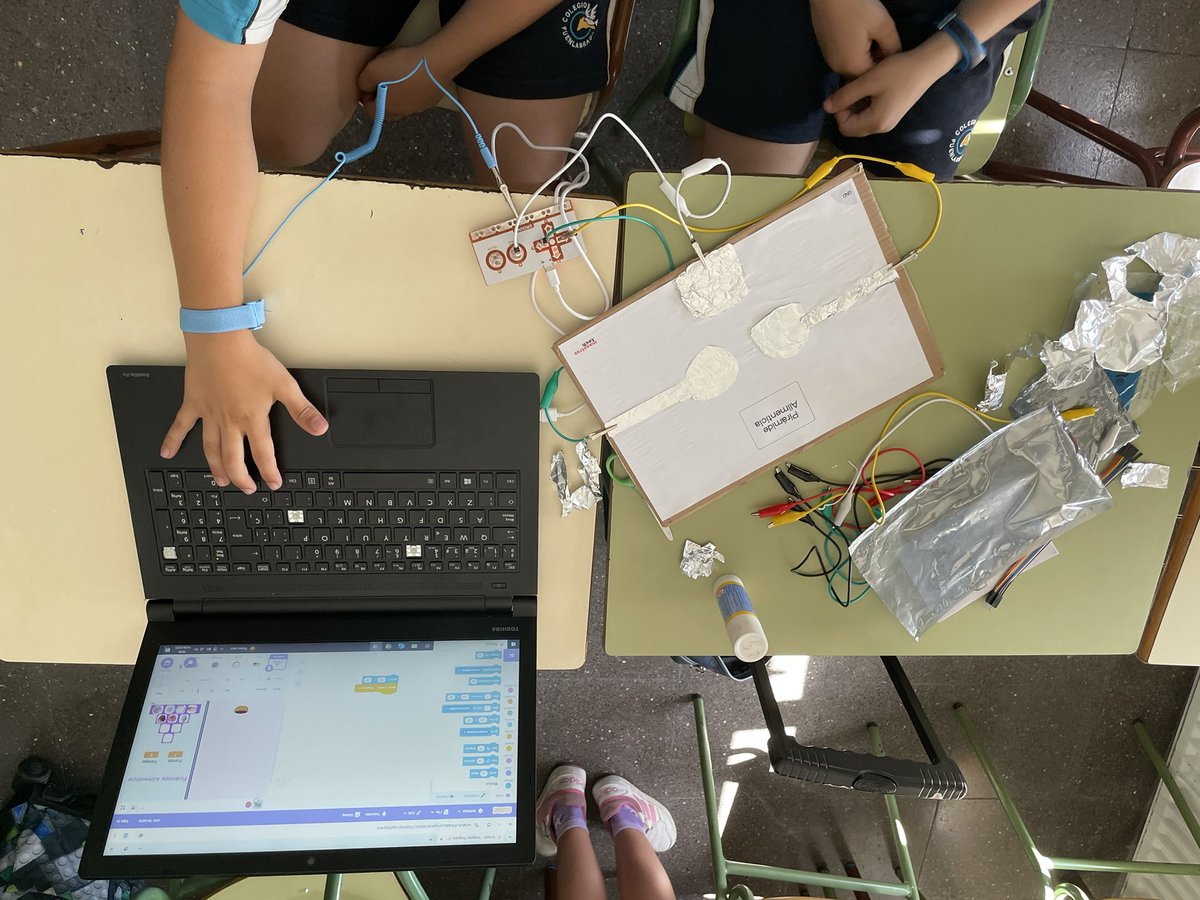 daniel_albertos's tweet image. Hoy los alumnos del colegio Fuenlabrada han estrenado sus placas Makey Makey para aprender sobre la pirámide alimentaria #CodigoEscuela4_0_Madrid